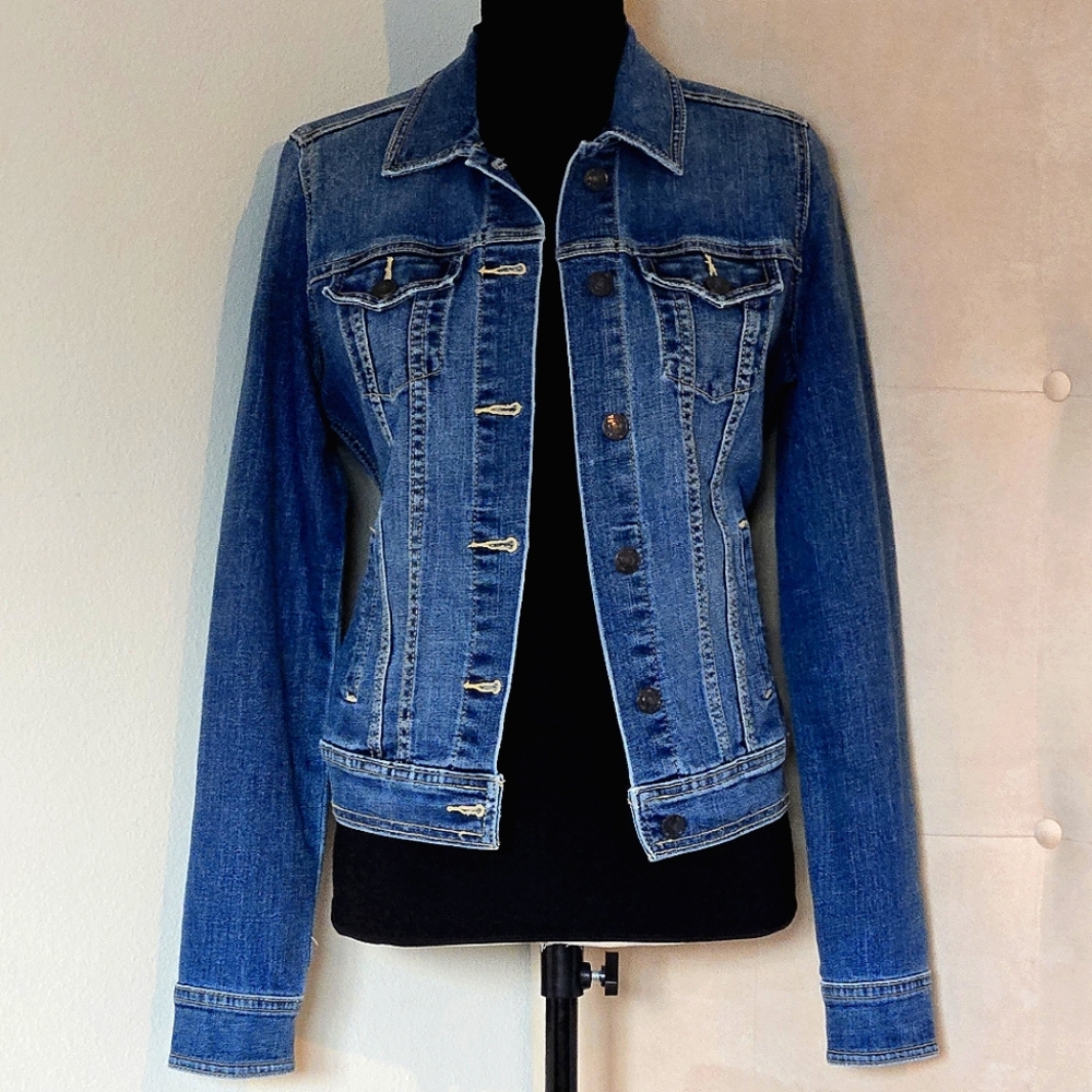 Old Navy Denim Trucker Jacket Classic Blue - 2 Side Pockets, 2 Chest Pockets EUC - Picture 1 of 9